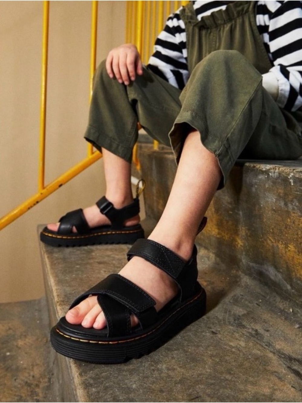 Dr. Martens Junior Kids Vossie Leather Strap Sandals in Black Sz 12